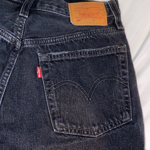 Black distressed Levi’s denim shorts. Size W26. High rise with 4 buttons. - Picture 5 of 5